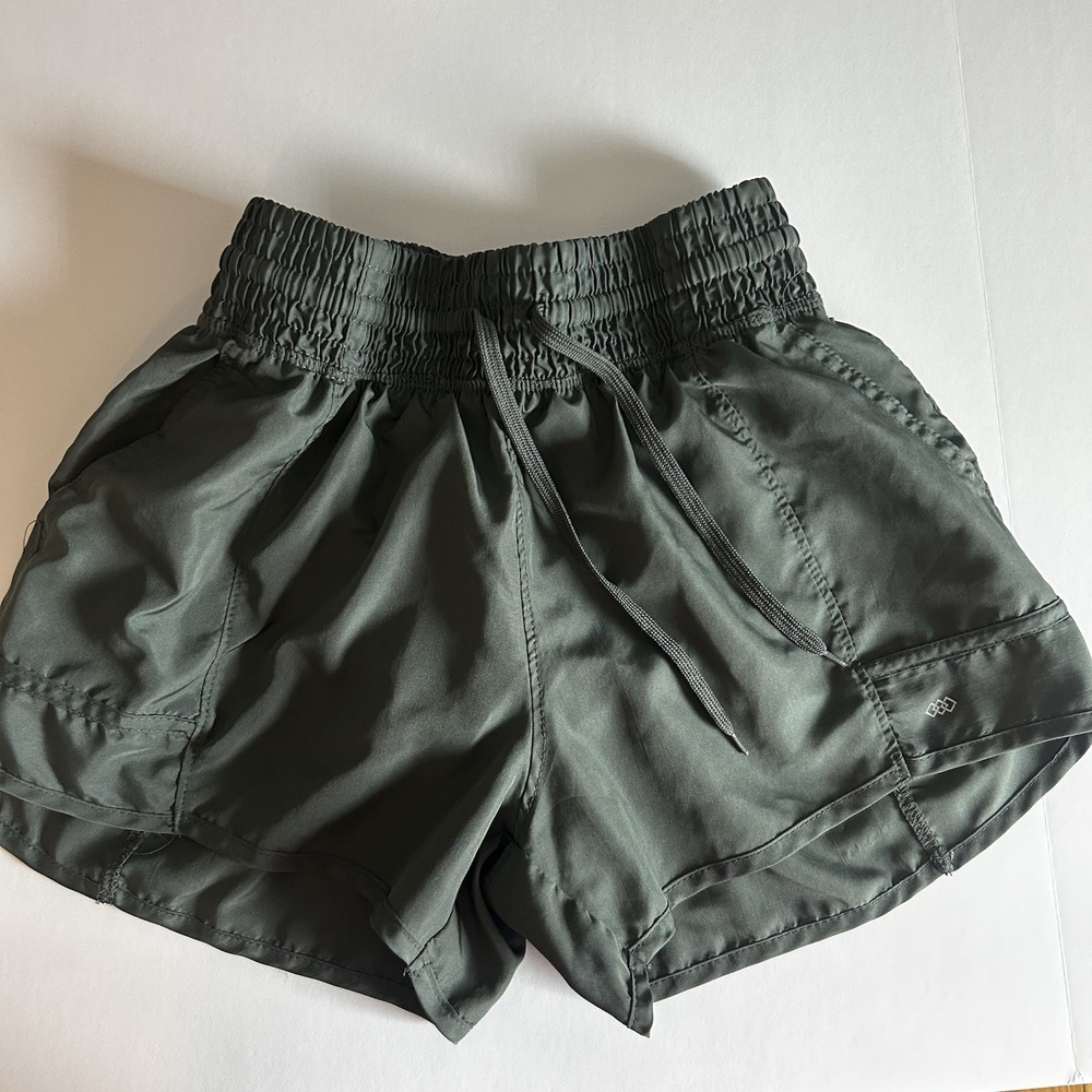 Legends Woman's Size Small Gray Workout Shorts. Inside Liner And Drawstring